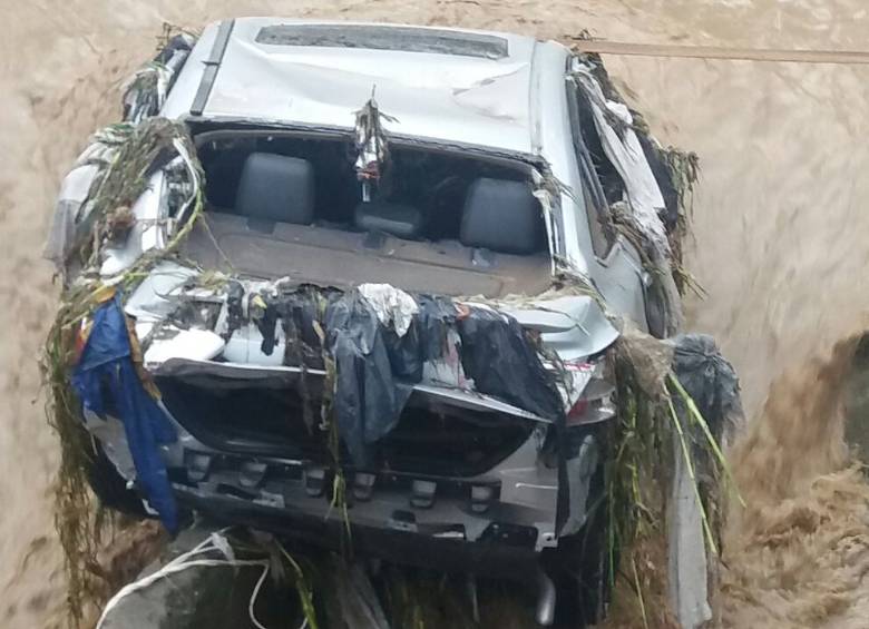 Bomberos Medellín extraen vehículo de una quebrada en Guayabal 
