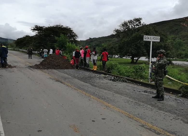 Manifestaciones por minga indígena en vía alterna que comunica a Cali con Popayán. FOTO: COLPRENSA