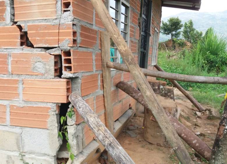 Una de las viviendas con fallas estructurales en el sector El Porvenir, en Barbosa. FOTO CORTESÍA GUILLERMO NARANJO