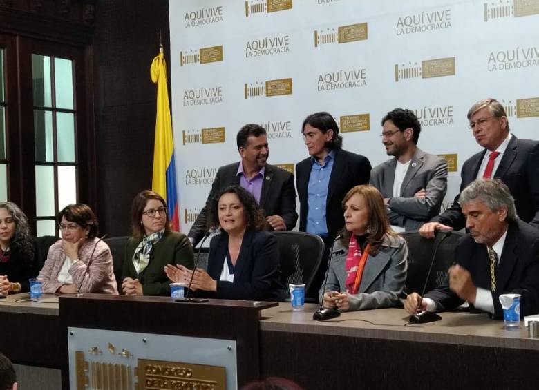 El grupo de congresistas de la oposición criticó al presidente del Senado, Ernesto Macías. FOTOS cortesía y colprensa