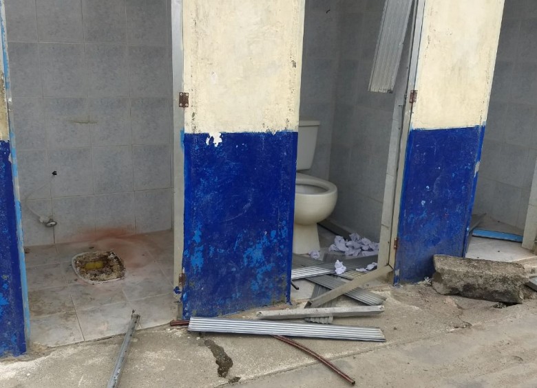 Así lucen los baños de la institución educativa Gabriel Yepes Yepes, sede La Primavera, en Ebéjico. FOTO CORTESÍA 
