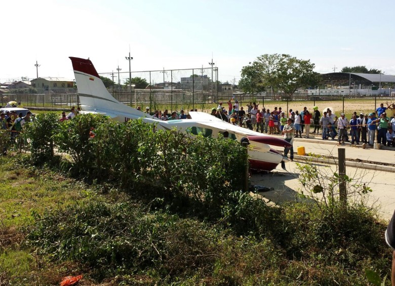 Las personas heridas por la avioneta al salirse de la pista, no revisten gravedad. FOTO CORTESÍA. 