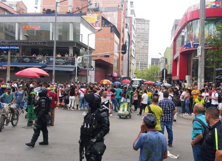 Tensión entre manifestantes en el centro y fuerza público. Foto: Twitter @PoliciaMedellin. 