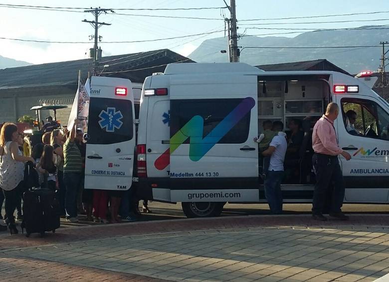 El primer grupo de buzos llegó en la tarde del martes a Medellín al aeropuerto Olaya Herrera. FOTO CORTESÍA