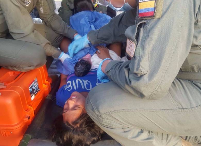 La joven Luz Elena Sosa fue atendida por médicos de la Fuerza Área Colombiana. CORTESÍA: Fuerza Aérea Colombiana.