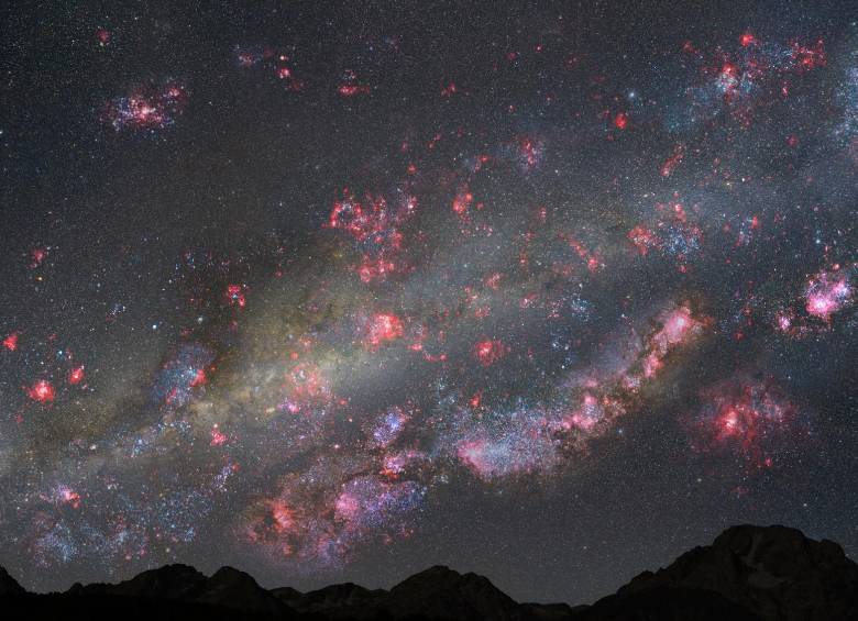 Esta imagen muestra una ilustración de cómo serían regiones de activa formación estelar, donde se producirán los elementos que componen la vida. FOTO Hubble