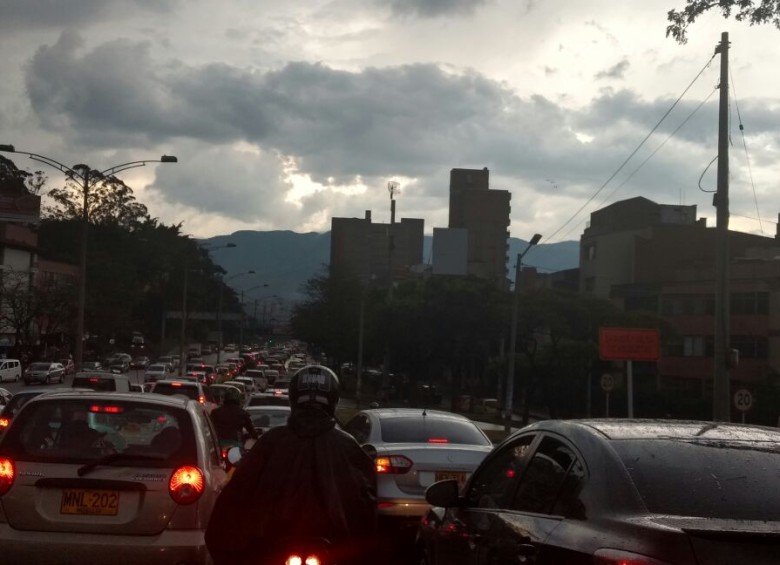 Este es el trancón que se armó en la avenida 33 tras las fuertes lluvias. FOTO RICARDO MONSALVE 