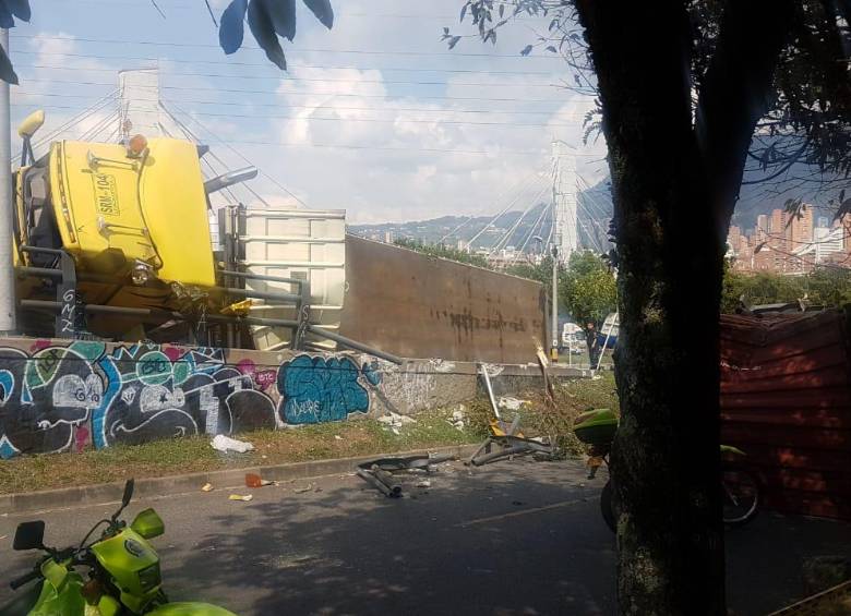 Volcamiento de tractocamión generó congestión en Autopista Sur