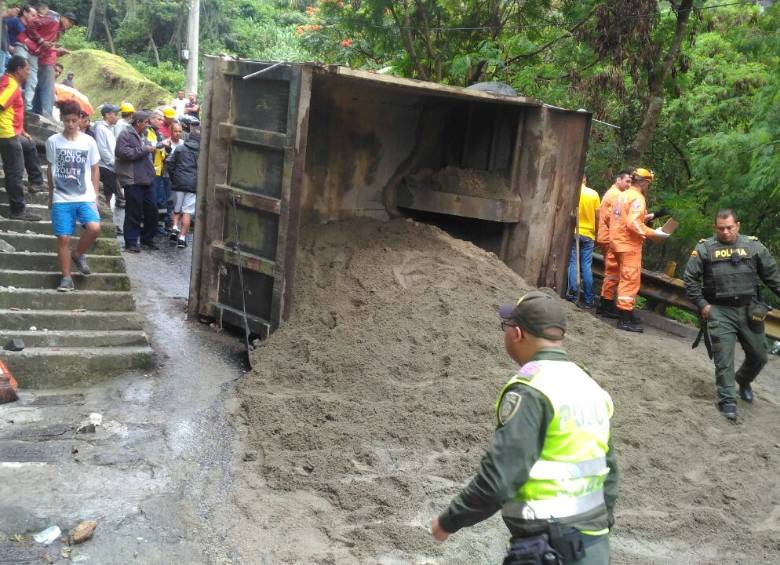 El camión venía cargado con arena. FOTO CORTESÍA