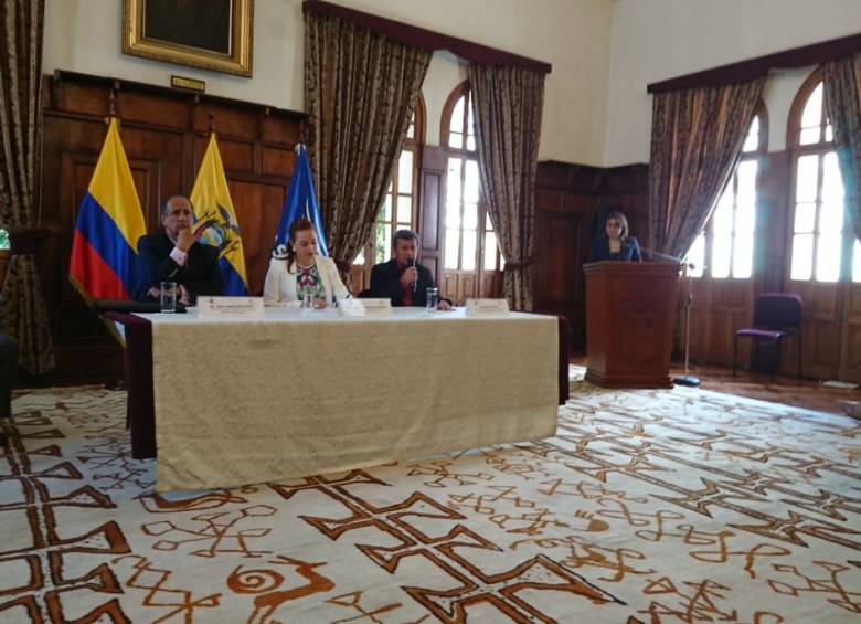 Juan Camilo Restrepo, jefe negociador del Gobierno; María Fernanda Espinosa, canciller ecuatoriana, y “Pablo Beltrán”, jefe negociador del Eln. FOTO: @ELN_Paz