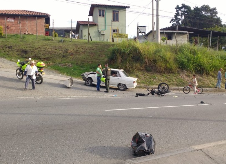 El accidente se registró en la vía de ingreso al barrio Santa Rita. FOTO CORTESÍA GUARDIANES ANTIOQUIA