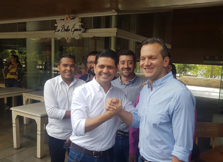 Rodolfo Correa (izquierda) y Alfredo Ramos (derecha), estrechan su “Alianza Medellín Adelante”. FOTO juan camilo montoya e.