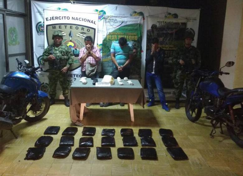 La droga estaba camuflada en una maleta y los tanques de las motos. Foto: Ejército