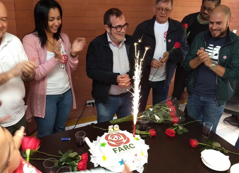 Varios integrantes de la dirección del partido Fuerza Alternativa del Común le celebraron el cumpleaños a su candidato presidencial. FOTO: Tomada de @FARC_EPueblo