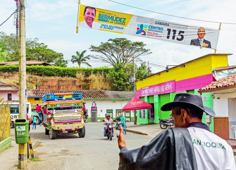 En el municipio de Ciudad Bolívar la publicidad política es escasa. Según varios de sus habitantes pocos candidatos han visitado la zona. En la foto la calle principal. FOTO Carlos Velásquez