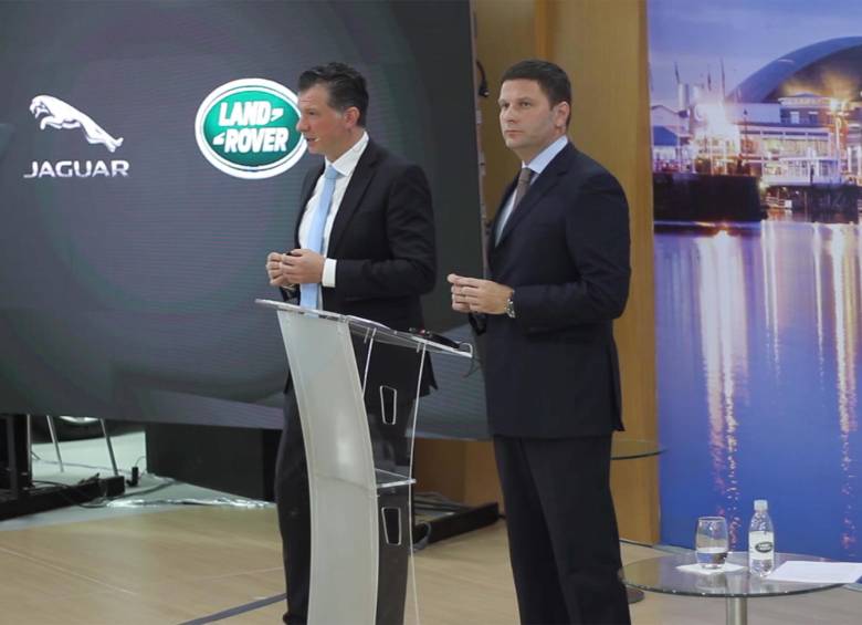 Los ejecutivos de Jaguar Land Rover presentaron la nueva oficina en el Salón Internacional del Automóvil. FOTO cortesía colprensa 