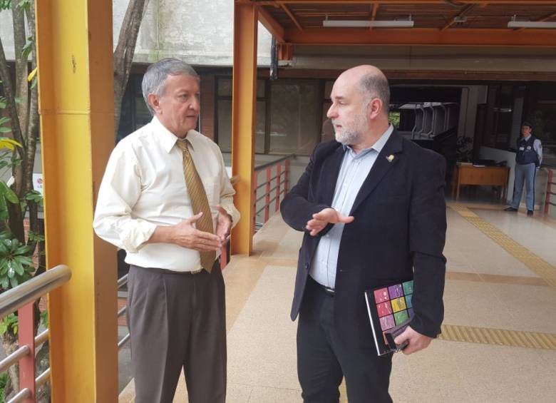 El rector del Politécnico Jaime Isaza Cadavid, Libardo Álvarez Lopera, (izq.), y el rector de la Universidad de Antioquia, Mauricio Alviar, acordaron unificar algunos programas. FOTO Cortesía