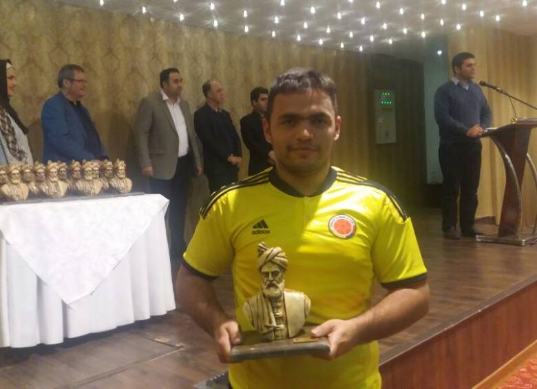 Andrés Gallego, desde Irán y con orgullo, exhibió el trofeo como campeón y el título de GM. FOTO cortesía Diego Londoño 