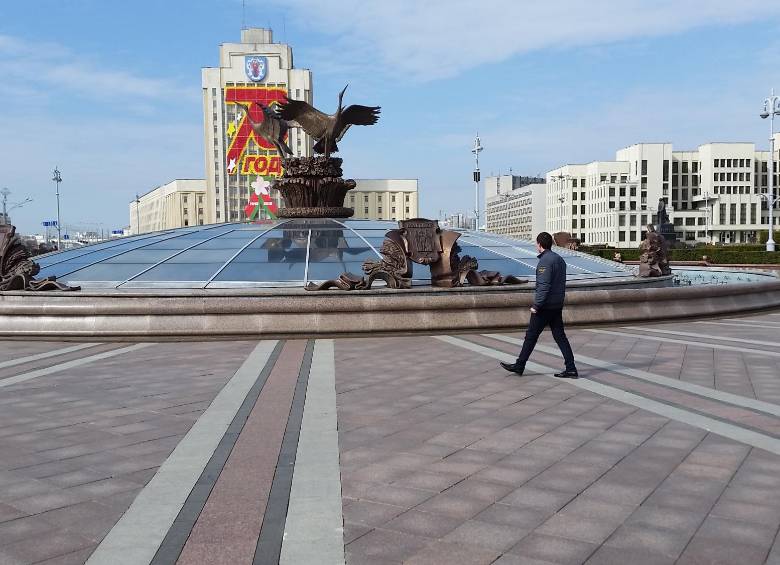 Minks, la capital, cuenta con plazas públicas, parques, lagos, centros comerciales y varias iglesias ortodoxas, en las que los rituales y los vestuarios llaman la atención. FOTOS JAIME HERRERA CORREA