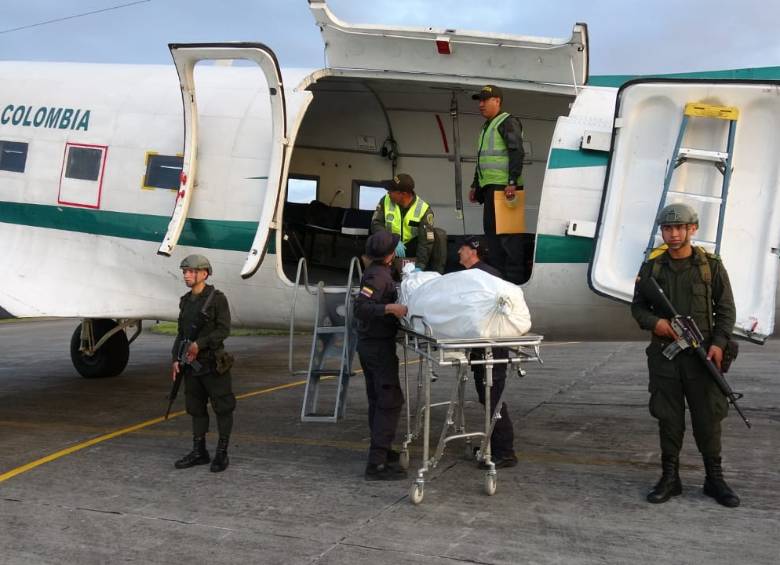 Los cadáveres de alias “Guacho” y su lugarteniente “Pitufín” fueron trasladados a Bogotá, donde les realizarán la necropsia. FOTO: cortesía Ejército Nacional.