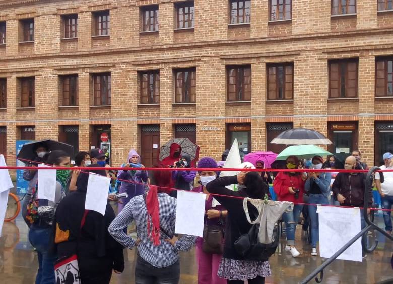 La movilización incluye una instalación artística que pretende enaltecer la memoria de las mujeres víctimas. FOTOS CORTESÍA