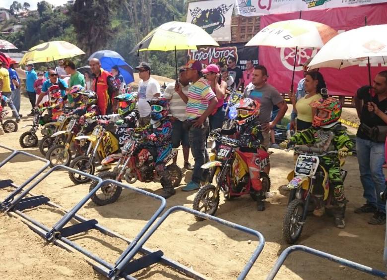 Agustín Barreneche (53), a la derecha, pisó fuerte en Manizales y ganó las dos mangas. FOTO cortesía