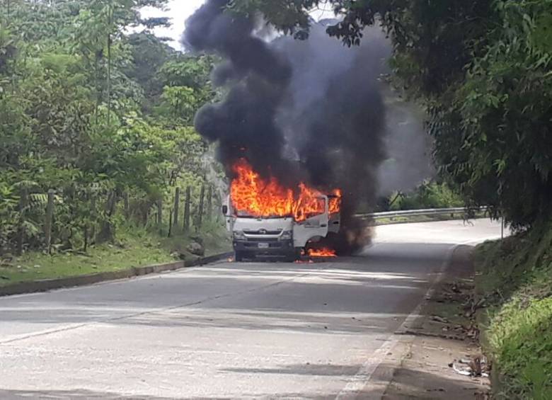 Los vehículos fueron incinerados el pasado sábado en la vía Medellín - Quibdó. FOTO CORTESÍA