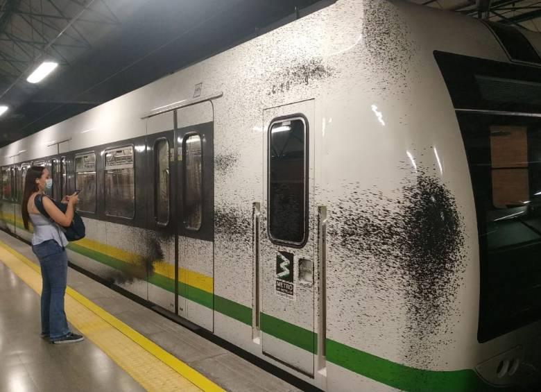 La pintura fue lanzada, al parecer, desde el puente de la Madre Laura. FOTO CORTESÍA