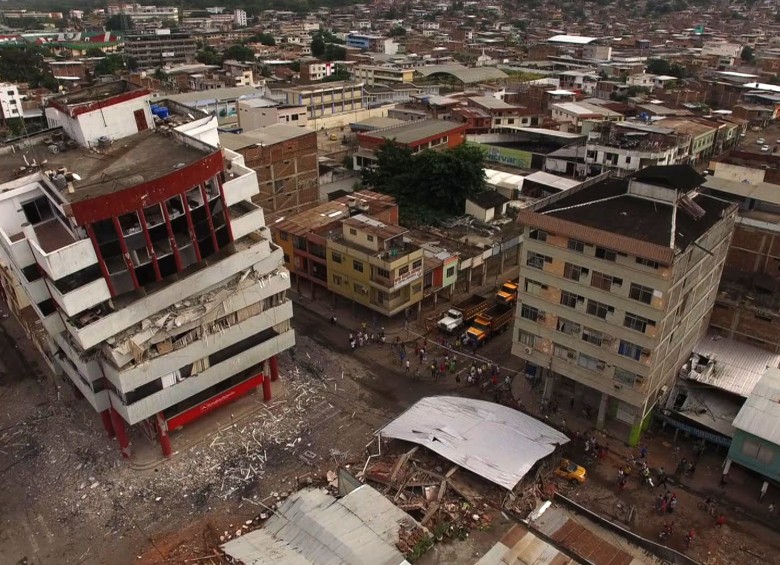 El ministro de seguridad de Ecuador afirmó que el saldo de muertos por terremoto subió a 350 y 2.068 los heridos por el terremoto de 7,8 grados. FOTO AFP