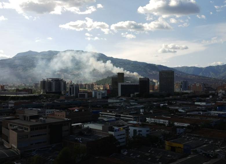 El incendio de ayer en el cerro El Volador se vio desde diferentes zonas de la ciudad, debido a la cantidad de humo. FOTO Cortesía