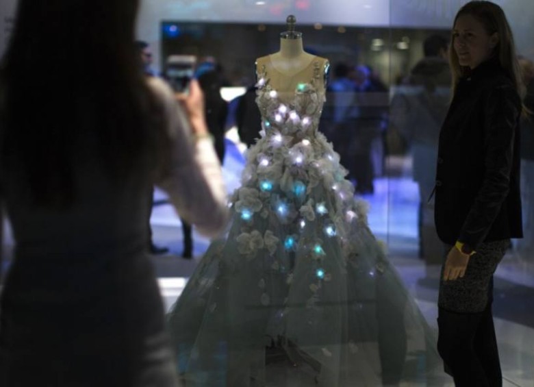 Un vestido de novia que alumbra es una de las novedades del Mobile Congress. FOTO: EFE