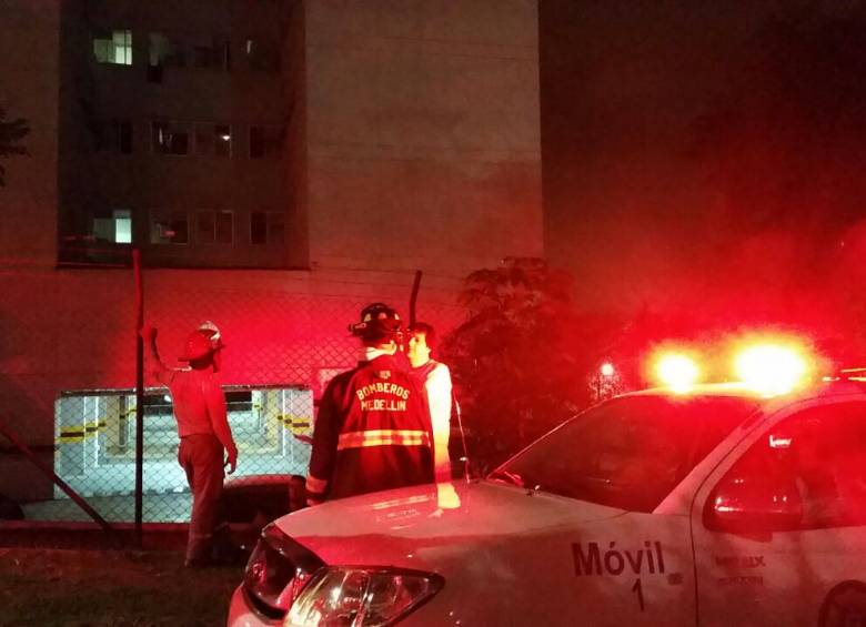 Cerca de 600 personas tuvieron que ser evacuadas del edificio mientras se controlaba la emergencia. FOTO CORTESÍA