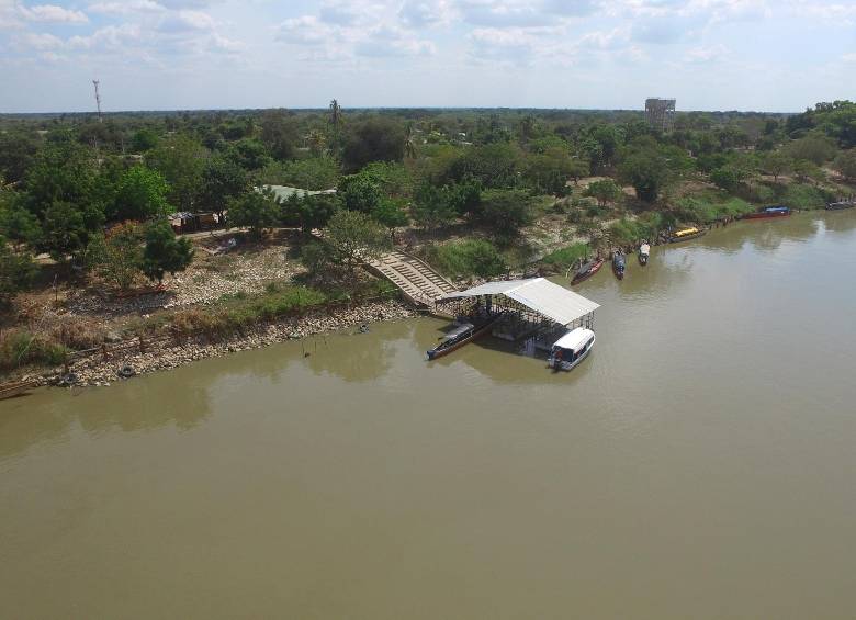 A su paso por los departamentos de Bolívar y Atlántico, el río Magdalena deja ver una reducción dramática en sus niveles. Los pescadores y campesinos siguen siendo los más afectados, así como el comercio de la costa al centro del país. FOTOS cOLPRENSA