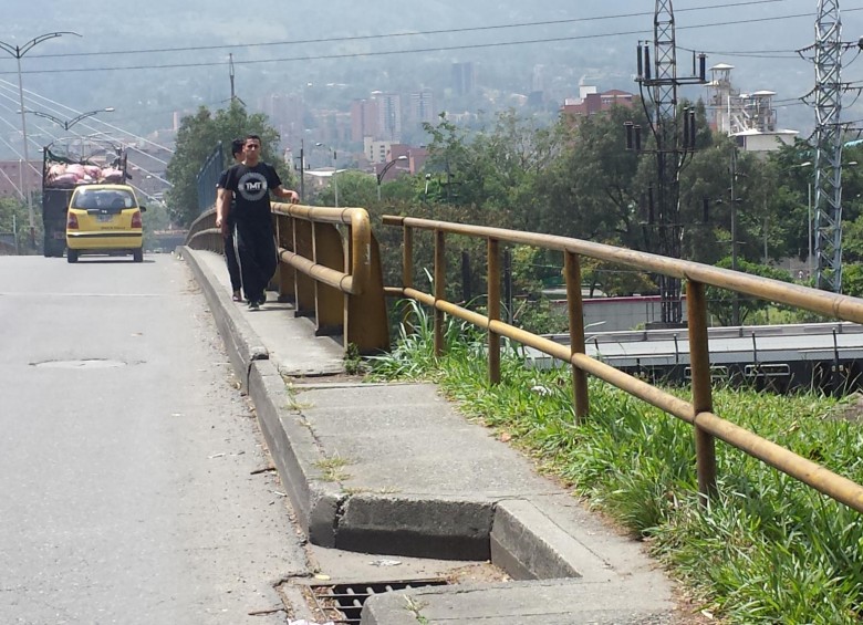 El puente del Pandequeso entre Envigado e Itagüí tiene un peligroso andén que hace bajar a las personas a la vía cuando se encuentran de frente. FOTO Cortesía.