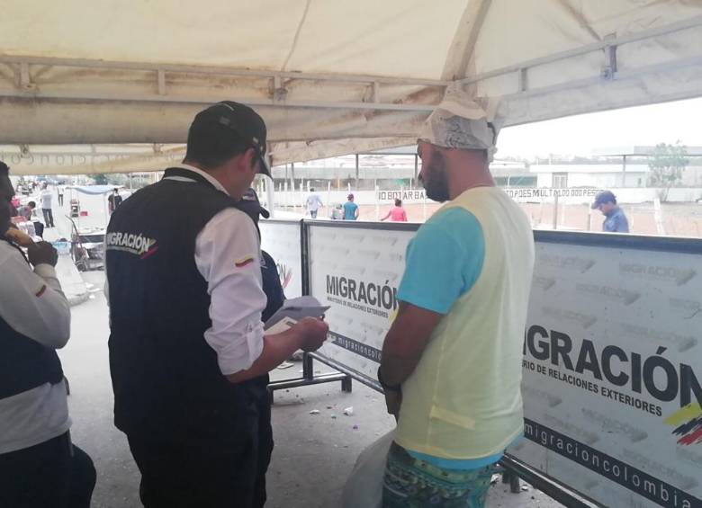 Migración Colombia expulsó a venezolano y peruano por cometer presuntos delitos en Bogotá