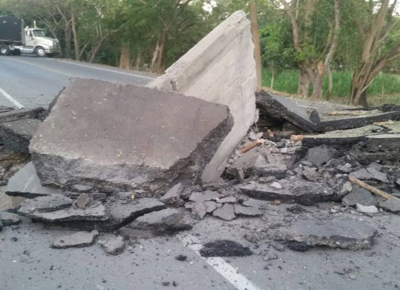 El Eln destruyó parte de la vía en la Ruta del Sol en Cesar. FOTO COLPRENSA