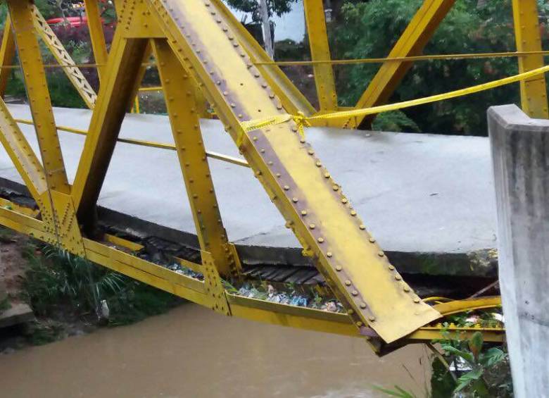 La estructura del puente Gabino ya cumplió su vida útil de más de 50 años, razón por la cual no se va a reparar; puente militar será la solución temporal. FOTO cortesía alcaldía carolina del príncipe