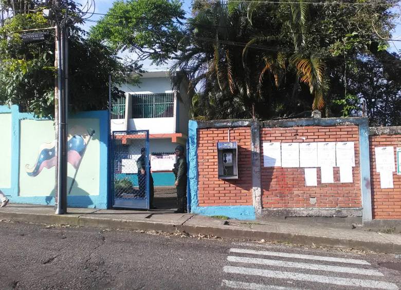 La ausencia de ciudadanos marcó la primera mitad de la jornada electoral en la que el régimen chavista espera mantener su férreo control político. FOTO R. HERNÁNDEZ