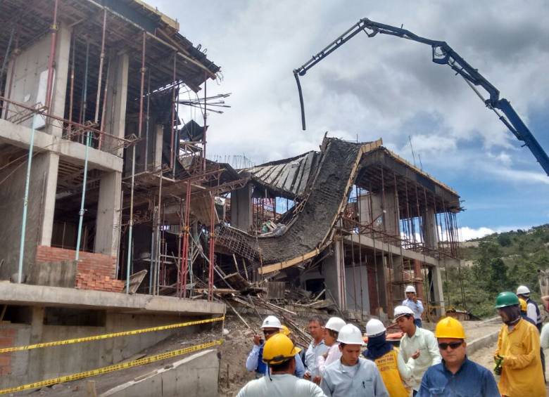 En la tarde de ayer se desplomó la estructura del nuevo Centro Municipal y una persona murió. FOTO cortesía fondo adaptación