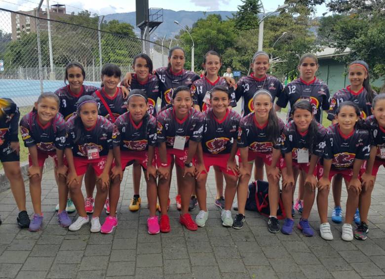 Las 18 representantes del Club La Serranía, alegres en Medellín. FOTO cortesía club la serranía