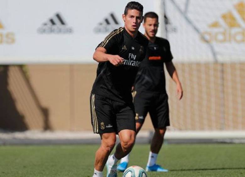 James en primer plano y Hazard atrás durante el entrenamiento de este martes. FOTO CORTESÍA REAL MADRID