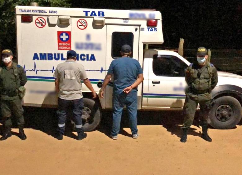Esta es la ambulancia que hacía el recorrido entre Tumaco (Nariño) y Vegachí (Antioquia). El conductor y un auxiliar de enfermería fueron detenidos. FOTO CORTESÍA DE LA POLICÍA