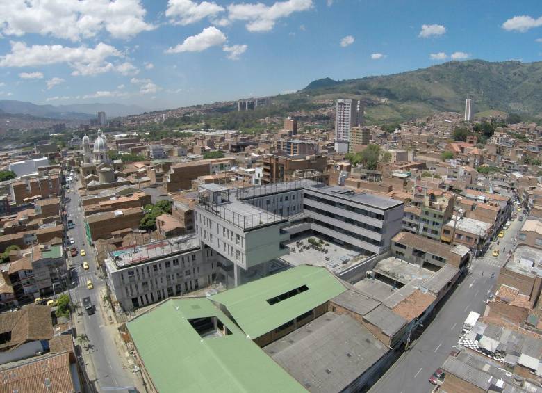 El colegio tiene 23 aulas, 2 laboratorios, cafetería, auditorio y restaurante, que pretenden mejorar la calidad de la educación de 3.500 alumnos bellanitas. FOTO cortesía