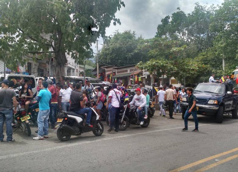 La marcha, convocada por la Confederación Nacional de Mineros de Colombia, se llevó a cabo mediante con una caravana de vehículos, moto-taxis y motos, que partió desde Santa Fe de Antioquia. FOTO Cortesía de la cuenta de Twitter @OccidenteRadio 