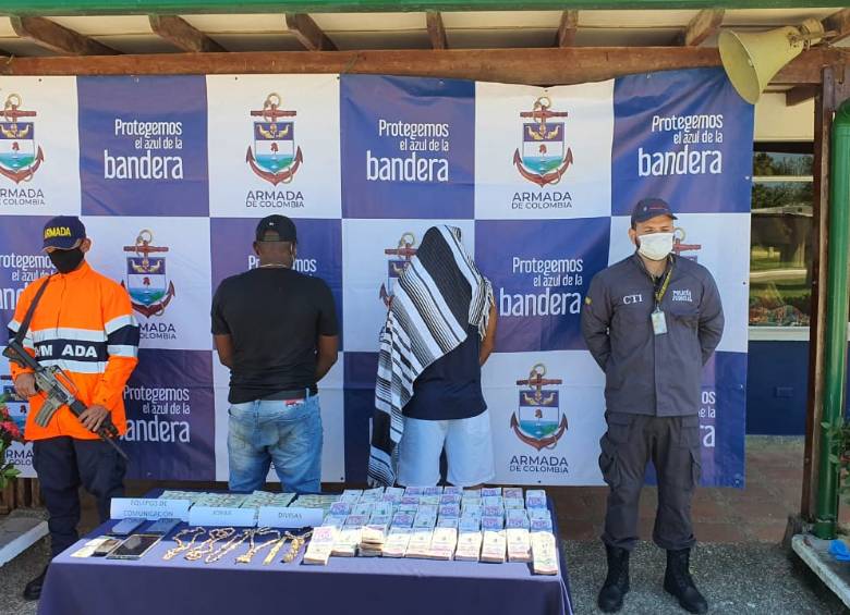 En aguas del Golfo de Urabá fueron incautados cerca de 500 millones de pesos en joyas y dinero en efectivo. FOTO: Cortesia Fiscalía