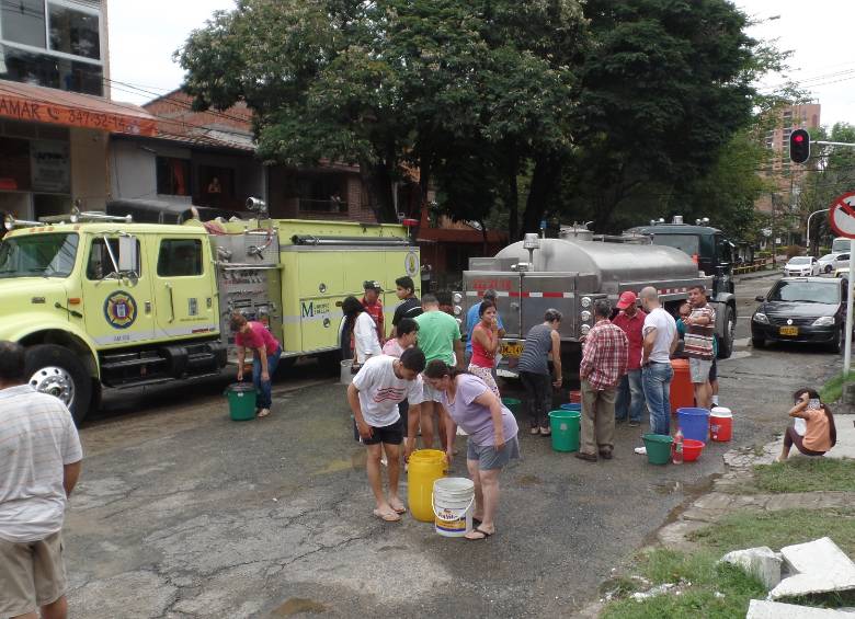 Carrotanque de EPM suministrando agua potable a población de Altavista, en incidente pasado. FOTO ARCHIVO JESSICA CANO
