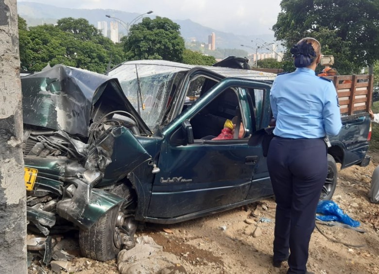 Así quedó el vehículo accidentado en la Avenida Regional. FOTO: JUAN ANTONIO SÁNCHEZ