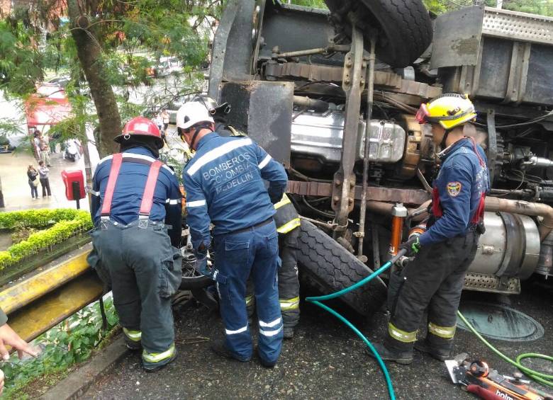 La volqueta cayó sobre la moto. FOTO CORTESÍA