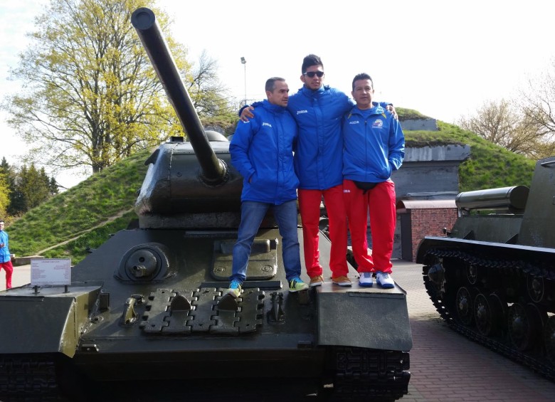 A Giovanny Hernández, segundo asistente, el jugador Dimas Rodríguez y el kinesiólogo Alberto Torra los impresionaron los tanques de guerra. FOTO jaime herrera 