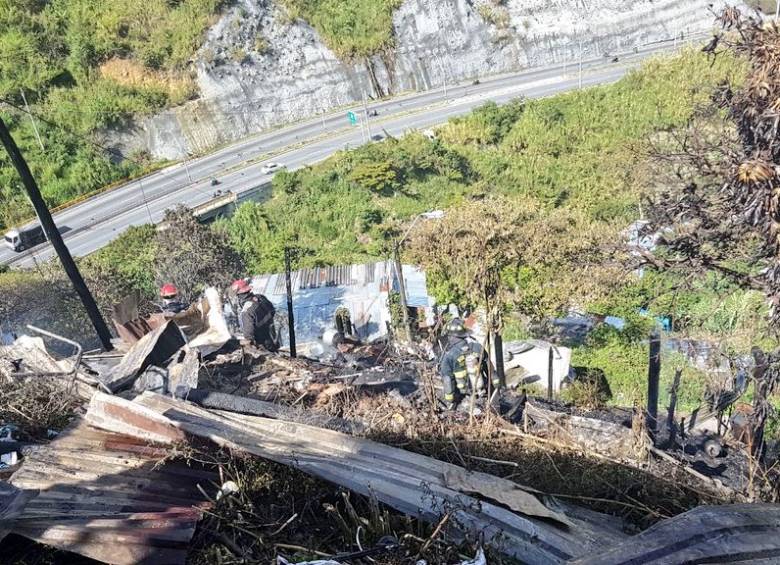 Por los menos cinco viviendas fueron consumidas por las llamas. FOTO TOMADA DE TWITTER @DAGRDMedellin